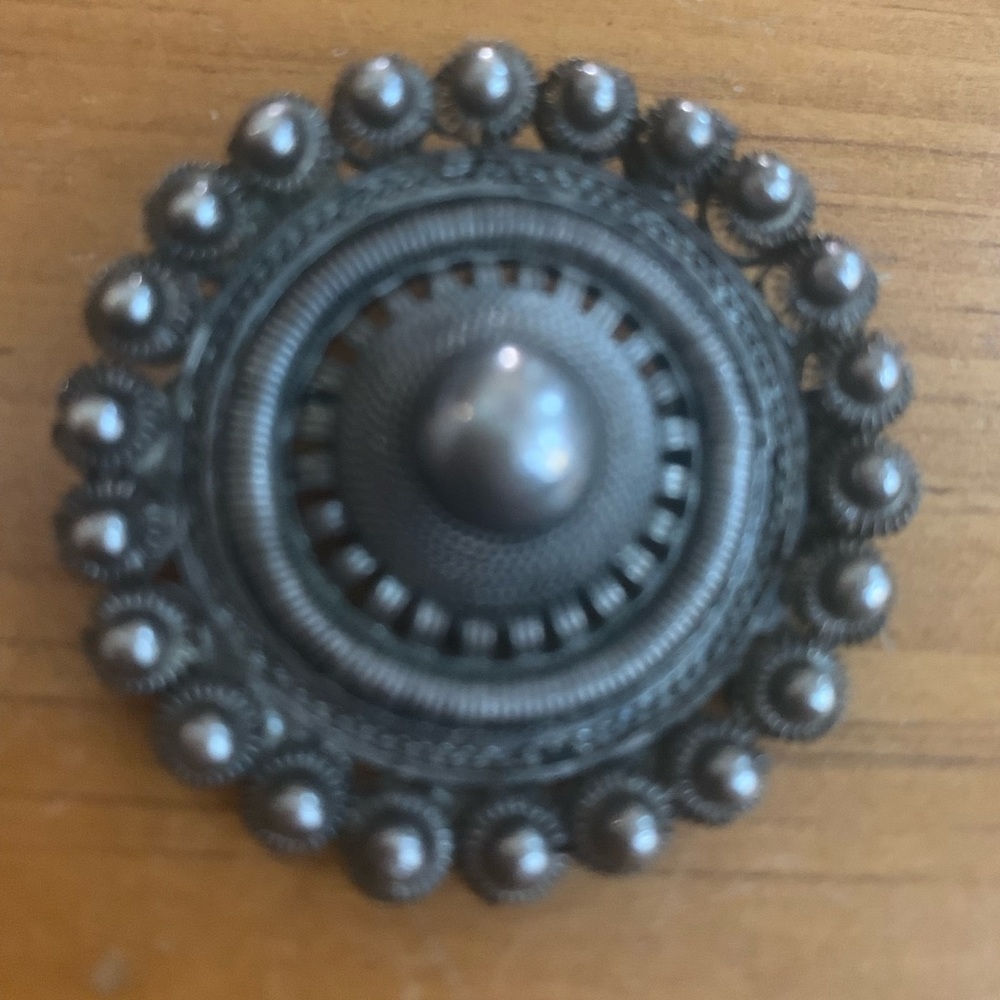 4 / 20$ SALE Vintage Round Medallion Silver tone brooch